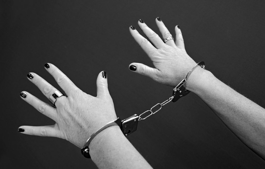 ХРВАТСКА ДРЖАВЈАНКА СО 2,61 ПРОМИЛИ АЛКОХОЛ ГО ПРОБОЛА СОПРУГОТ ВО КАВАДАРЦИ СО КУЈНСКИ НОЖ 1 handcuffs 964522 1280
