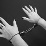 ХРВАТСКА ДРЖАВЈАНКА СО 2,61 ПРОМИЛИ АЛКОХОЛ ГО ПРОБОЛА СОПРУГОТ ВО КАВАДАРЦИ СО КУЈНСКИ НОЖ handcuffs-964522_1280